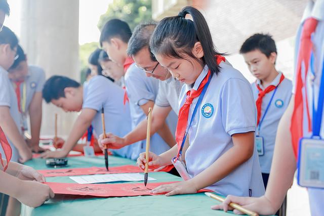 歌颂老师的名言，歌颂老师的名言名句（紫薇小学：师生同庆教师节）