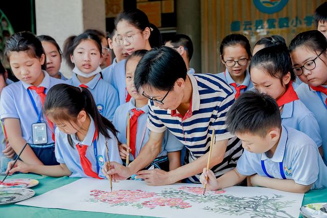 歌颂老师的名言，歌颂老师的名言名句（紫薇小学：师生同庆教师节）