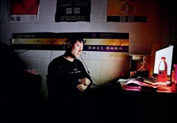 我想你在黑夜里，我想你在黑夜里是什么歌名（国内首个盲人自杀热线接线员）