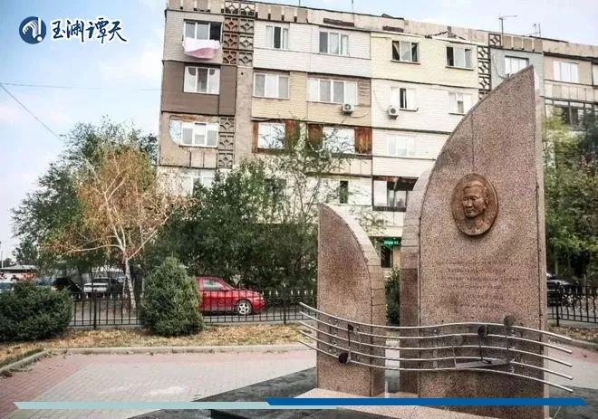 一个白一个本(一个景一个页是什么字)