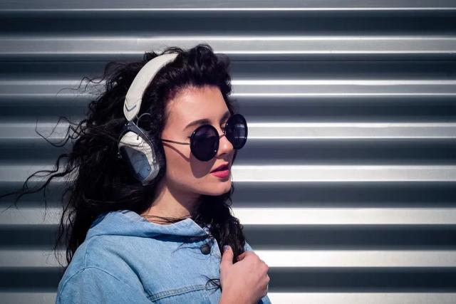 戴耳机的正确方法，佩戴耳机的正确方法（对耳朵的危害有多大）