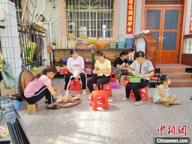 用玉米杆和玉米皮怎么做手工，玉米杆能做什么手工（广西手艺人巧用多彩玉米皮）