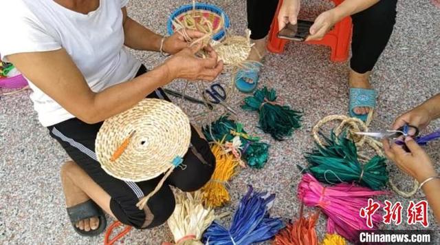 用玉米杆和玉米皮怎么做手工，玉米杆能做什么手工（广西手艺人巧用多彩玉米皮）