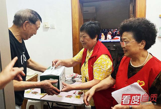 老人节是什么节日 老人节是什么族的节日，老人节是什么节日（檀木林社区：慰问辖区老人）