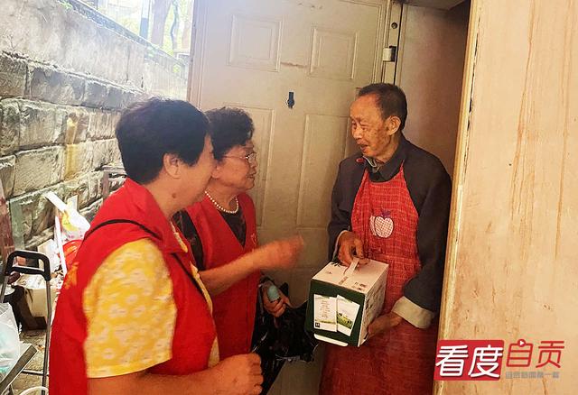 老人节是什么节日 老人节是什么族的节日，老人节是什么节日（檀木林社区：慰问辖区老人）