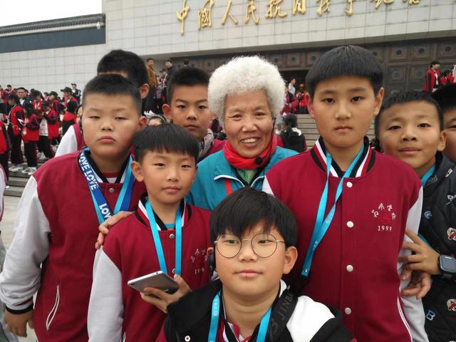 形容手粗糙的词语，比喻手粗糙的四字词语（抗战纪念馆的义务讲解员）