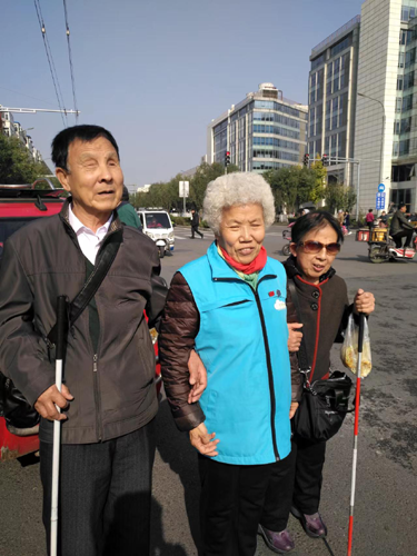 形容手粗糙的词语，比喻手粗糙的四字词语（抗战纪念馆的义务讲解员）