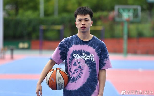 一个石一个见读什么，一个石一个见字念什么（想帮更多大山孩子冲击职业篮球路）