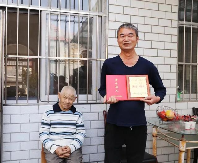 坚持的事例，坚持的事例现代（这对“父女”携手走了16年）