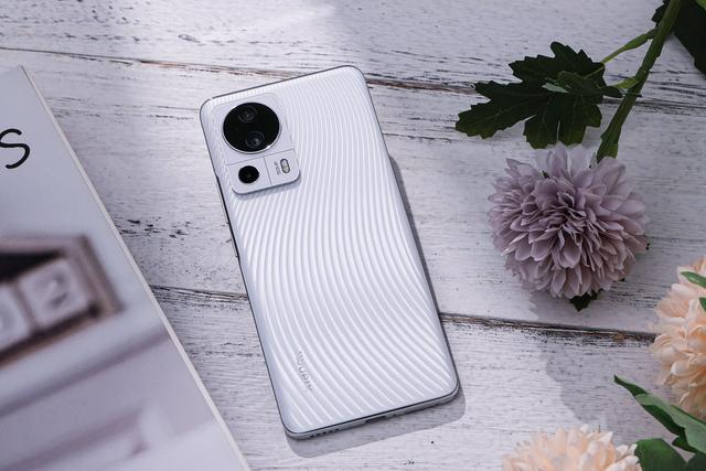 我想知道双镜头什么意思简单点，照相机双镜头什么意思（3200万像素前置双摄让自拍更美）