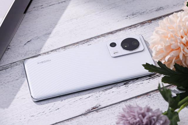 我想知道双镜头什么意思简单点，照相机双镜头什么意思（3200万像素前置双摄让自拍更美）