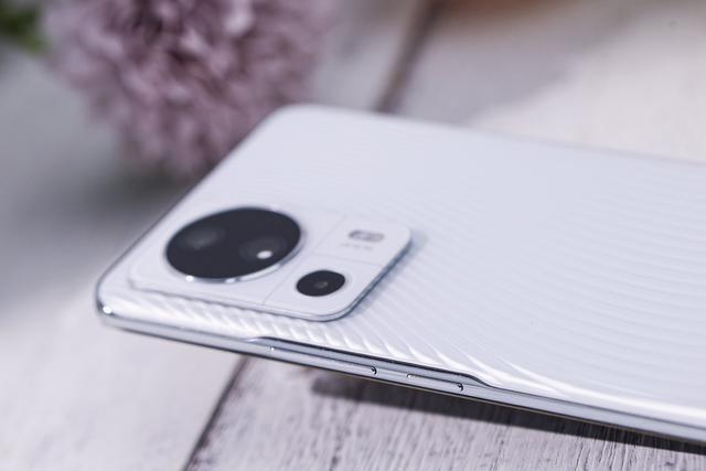 我想知道双镜头什么意思简单点，照相机双镜头什么意思（3200万像素前置双摄让自拍更美）