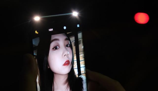 我想知道双镜头什么意思简单点，照相机双镜头什么意思（3200万像素前置双摄让自拍更美）