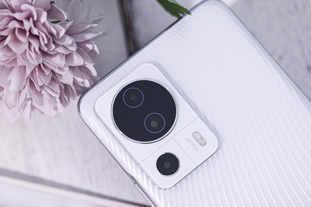 我想知道双镜头什么意思简单点，照相机双镜头什么意思（3200万像素前置双摄让自拍更美）