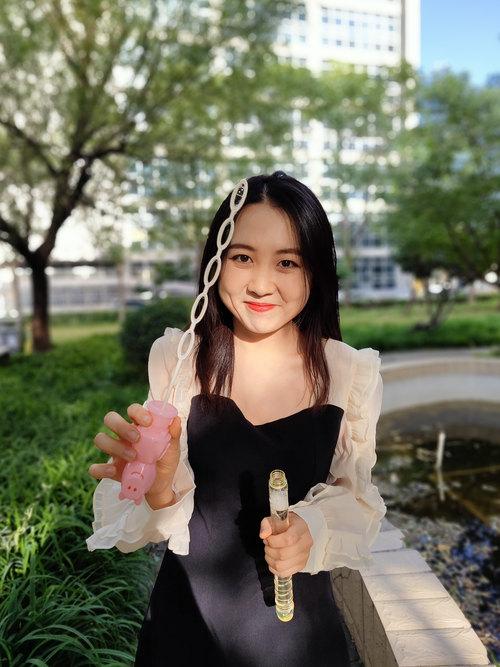 我想知道双镜头什么意思简单点，照相机双镜头什么意思（3200万像素前置双摄让自拍更美）