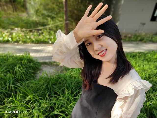 我想知道双镜头什么意思简单点，照相机双镜头什么意思（3200万像素前置双摄让自拍更美）