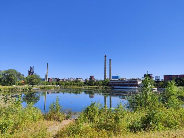 我想知道双镜头什么意思简单点，照相机双镜头什么意思（3200万像素前置双摄让自拍更美）