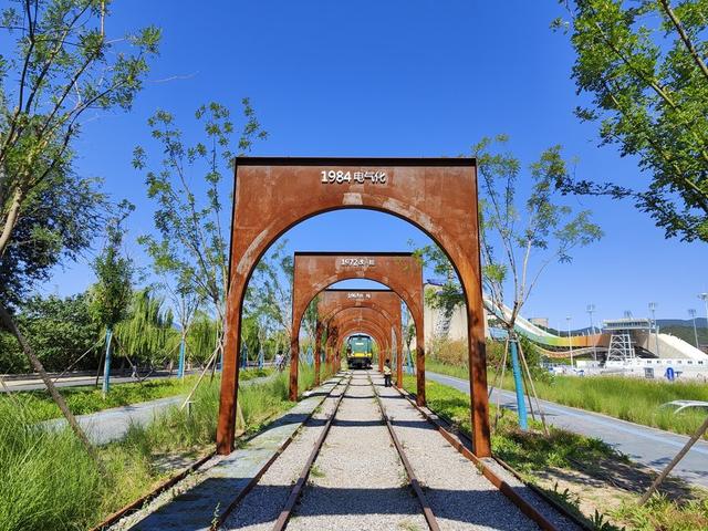 我想知道双镜头什么意思简单点，照相机双镜头什么意思（3200万像素前置双摄让自拍更美）