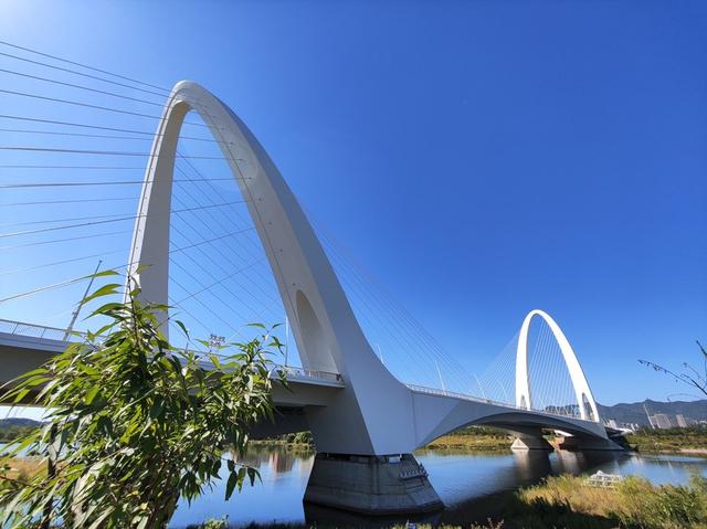 我想知道双镜头什么意思简单点，照相机双镜头什么意思（3200万像素前置双摄让自拍更美）