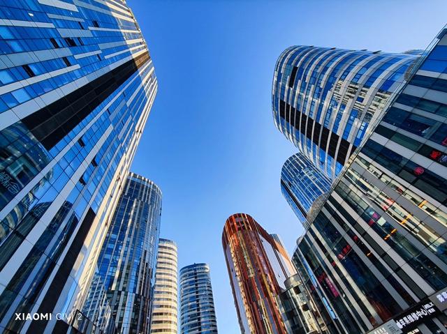 我想知道双镜头什么意思简单点，照相机双镜头什么意思（3200万像素前置双摄让自拍更美）