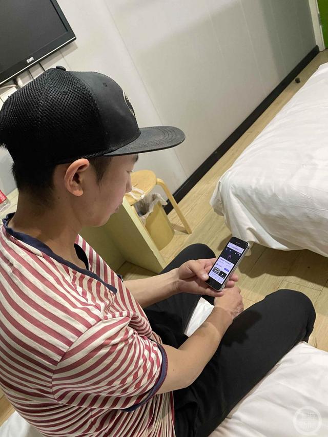 歌手庞麦郎近况如何，直播没挣到钱已回老家