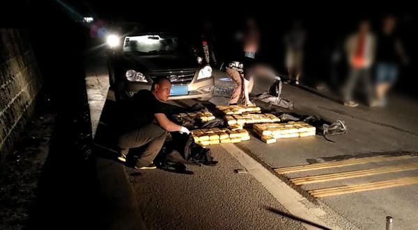 口加个关子叫什么，卖关子的关子是什么意思（把佩枪交给了他……）