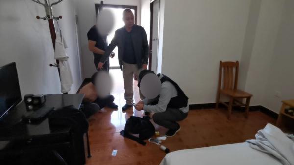 口加个关子叫什么，卖关子的关子是什么意思（把佩枪交给了他……）