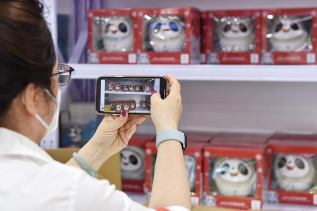 冰墩墩是什么，冰墩墩是什么生肖（买一送一促销背后的冰墩墩IP热）