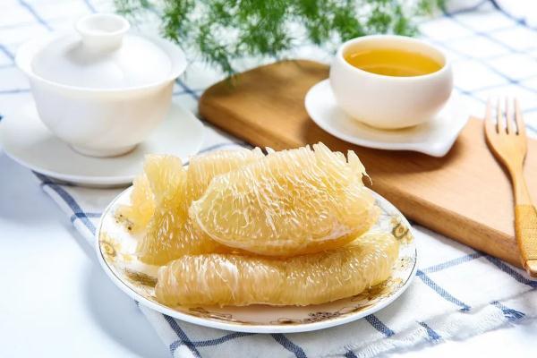 红心柚子的功效与作用，红柚子的功效与作用（吃完柚子别扔皮，还有妙用）