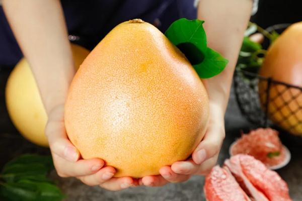 红心柚子的功效与作用，红柚子的功效与作用（吃完柚子别扔皮，还有妙用）