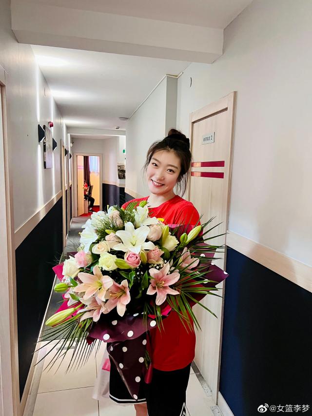 微笑再美再甜不是你的都不特别，微笑再美再甜不是你的都不特别是什么歌的歌词（世界以痛吻我，我却报之以歌）