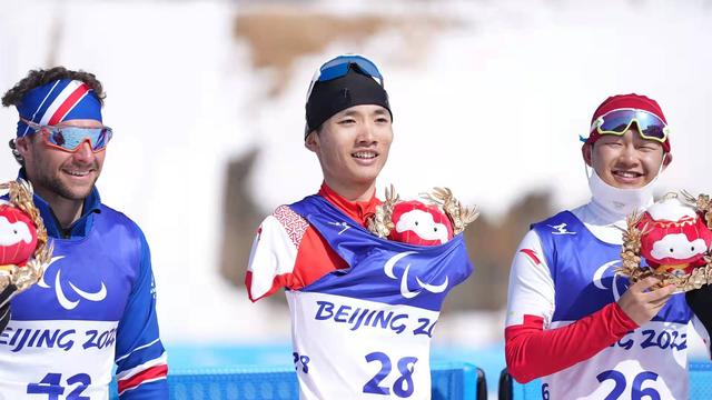 雪容融和冰墩墩，冰墩墩和雪容融是什么（“冰墩墩”“雪容融”还要一起向未来）