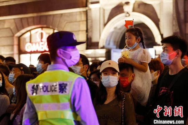 十一上海外滩游，民众欣赏上海黄浦江两岸夜景