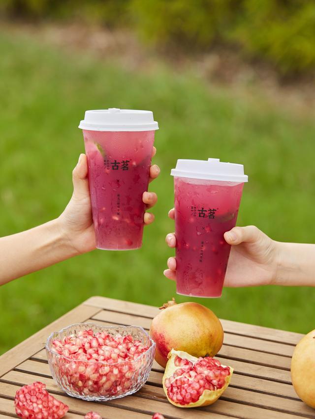 秋天的第一杯奶茶，朋友圈秋天的第一杯奶茶什么意思（还没喝上秋天的第一杯奶茶）