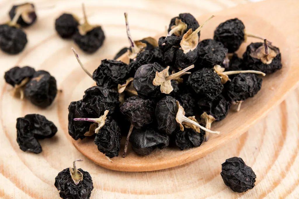 黑枸杞子的作用与功效有哪些，黑枸杞子有什么作用与功效（黑枸杞到底有啥用）