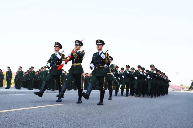 零基础人体旗帜训练方法讲解，人形旗帜怎么锻炼（国旗护卫队队员如何炼成）