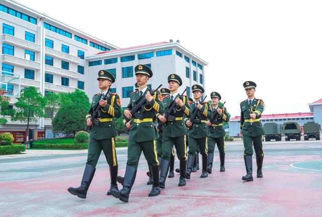 零基础人体旗帜训练方法讲解，人形旗帜怎么锻炼（国旗护卫队队员如何炼成）