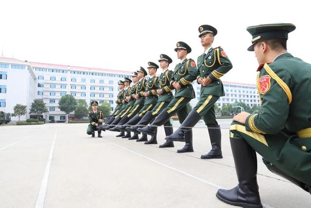 零基础人体旗帜训练方法讲解，人形旗帜怎么锻炼（国旗护卫队队员如何炼成）