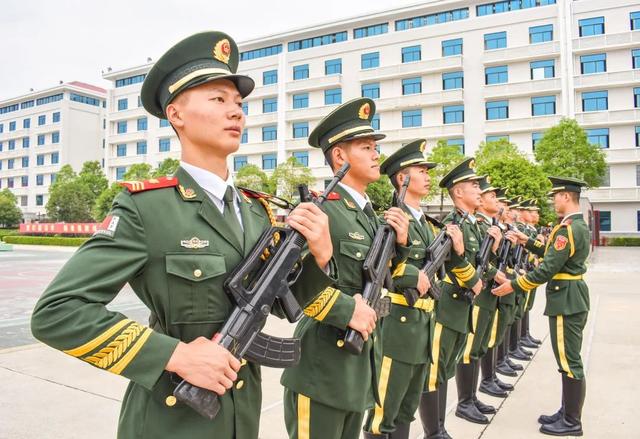 零基础人体旗帜训练方法讲解，人形旗帜怎么锻炼（国旗护卫队队员如何炼成）