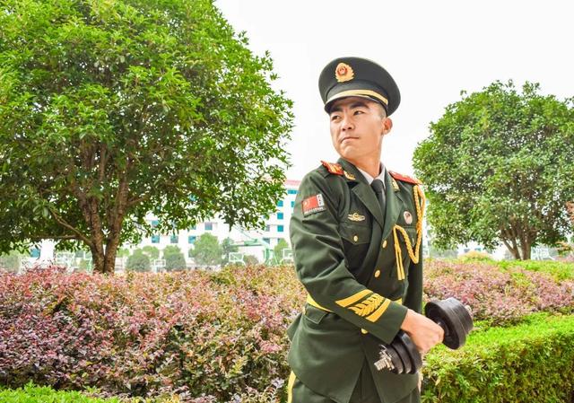 零基础人体旗帜训练方法讲解，人形旗帜怎么锻炼（国旗护卫队队员如何炼成）