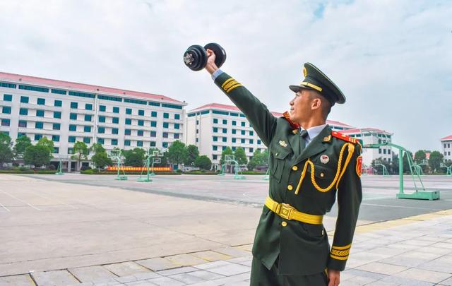 零基础人体旗帜训练方法讲解，人形旗帜怎么锻炼（国旗护卫队队员如何炼成）
