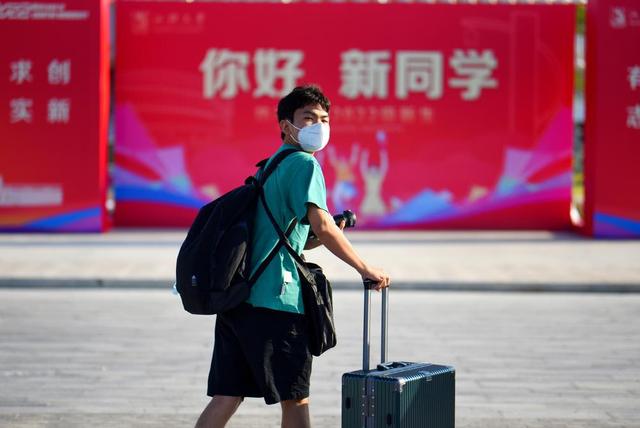 2022大学新生报到需要带什么证件，新生大学报到需要准备什么（4600余名学生在东海岸校区开启大学生活）