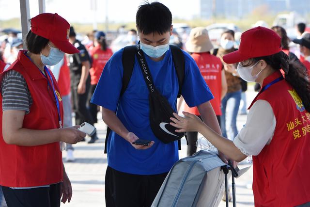 2022大学新生报到需要带什么证件，新生大学报到需要准备什么（4600余名学生在东海岸校区开启大学生活）