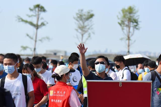 2022大学新生报到需要带什么证件，新生大学报到需要准备什么（4600余名学生在东海岸校区开启大学生活）