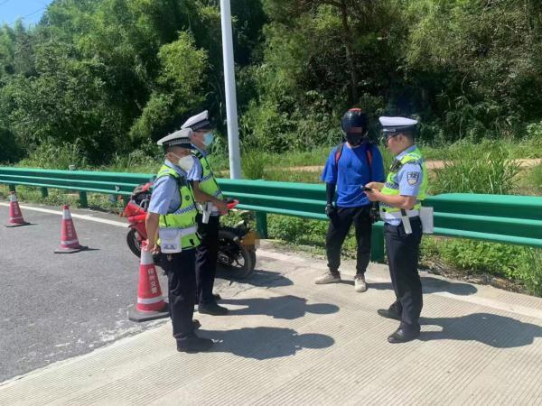 2022广西高考考场如何查询，2021广西高考查询时间（交警开出了广西第一张罚单）