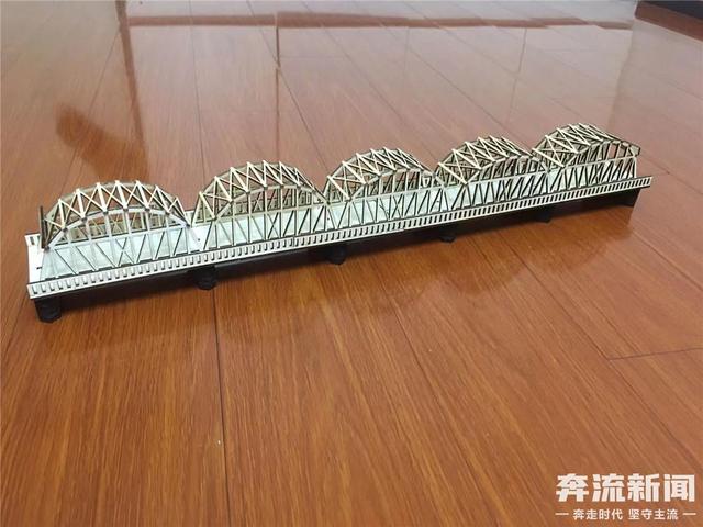 幼儿园手工桥制作方法，幼儿园手工钟表的制作方法（这些小学生巧手自制的中山桥模型）