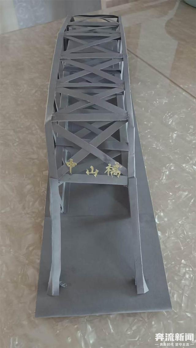 幼儿园手工桥制作方法，幼儿园手工钟表的制作方法（这些小学生巧手自制的中山桥模型）