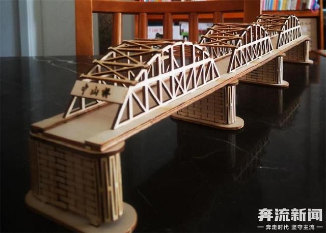 幼儿园手工桥制作方法，幼儿园手工钟表的制作方法（这些小学生巧手自制的中山桥模型）