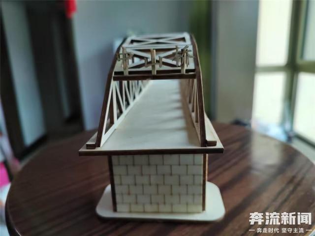 幼儿园手工桥制作方法，幼儿园手工钟表的制作方法（这些小学生巧手自制的中山桥模型）