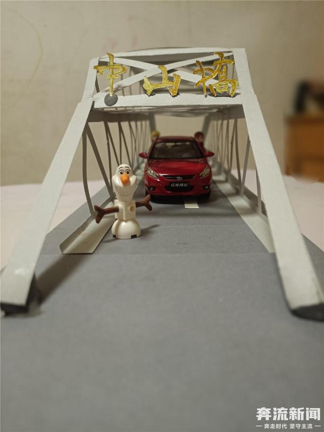幼儿园手工桥制作方法，幼儿园手工钟表的制作方法（这些小学生巧手自制的中山桥模型）